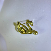 Load image into Gallery viewer, White Freshwater Pearl Swan Brooch 白色淡水珍珠镶嵌天鹅胸针
