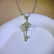 将图片加载到图库查看器，Peridot Key Pendant 橄榄石镶嵌钥匙吊坠
