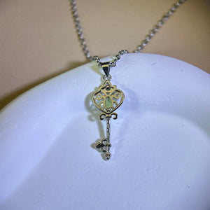 Peridot Key Pendant 橄榄石镶嵌钥匙吊坠