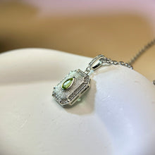 Load image into Gallery viewer, Peridot Pendant 橄榄石镶嵌吊坠
