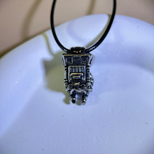 Load image into Gallery viewer, Green Mongolian Japer Astronaut Pendant Necklace 绿色阿拉善玛瑙镶嵌太空人吊坠项链
