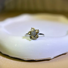 Load image into Gallery viewer, Citrine Flower Adjustable Ring 黄水晶镶嵌花朵活口戒指
