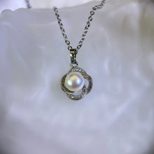 Load image into Gallery viewer, White Freshwater Pearl 白色淡水珍珠镶嵌吊坠
