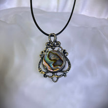 Load image into Gallery viewer, Abalone PAUA Shell Pendant Necklace 鲍贝镶嵌吊坠项链
