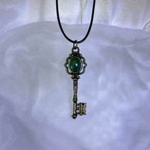 将图片加载到图库查看器，Malachite Key Pendant Necklace 孔雀石镶嵌钥匙吊坠项链
