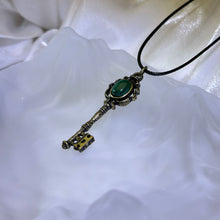 将图片加载到图库查看器，Malachite Key Pendant Necklace 孔雀石镶嵌钥匙吊坠项链
