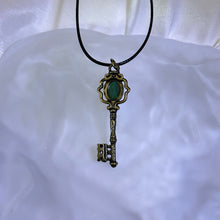 将图片加载到图库查看器，Malachite Key Pendant Necklace 孔雀石镶嵌钥匙吊坠项链
