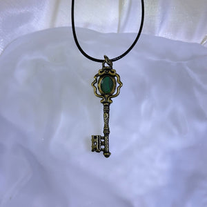 Malachite Key Pendant Necklace 孔雀石镶嵌钥匙吊坠项链