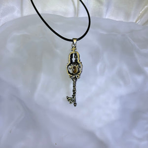 Golden Rutilated Quartz Key Pendant Necklace 金发晶水晶镶嵌钥匙吊坠项链