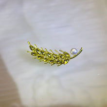 将图片加载到图库查看器，White Freshwater Pearl Ear of Wheat Brooch 白色淡水珍珠镶嵌麦穗胸针
