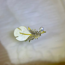 Load image into Gallery viewer, White Freshwater Pearl Feather Brooch 白色淡水珍珠镶嵌羽毛胸针
