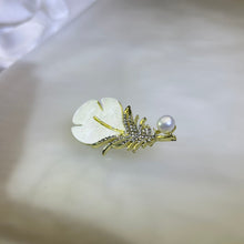 Load image into Gallery viewer, White Freshwater Pearl Feather Brooch 白色淡水珍珠镶嵌羽毛胸针
