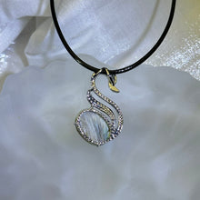 将图片加载到图库查看器，PAUA Abalone Shell Swan Pendant Necklace 鲍贝镶嵌天鹅吊坠项链
