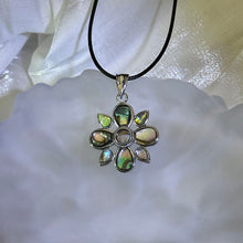 Load image into Gallery viewer, PAUA Abalone Shell Pendant Necklace 鲍贝镶嵌吊坠项链
