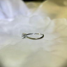 Load image into Gallery viewer, Clear Quartz Adjustable Ring 白水晶镶嵌活口戒指
