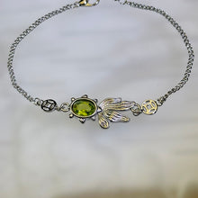 Load image into Gallery viewer, Peridot Goldfish Bracelet 橄榄石镶嵌金鱼手链
