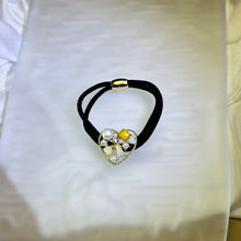 Load image into Gallery viewer, White Freshwater Pearl Love Heart Hair Band 白色淡水珍珠镶嵌爱心发圈
