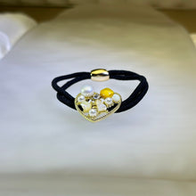 Load image into Gallery viewer, White Freshwater Pearl Love Heart Hair Band 白色淡水珍珠镶嵌爱心发圈
