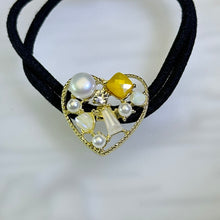 将图片加载到图库查看器，White Freshwater Pearl Love Heart Hair Band 白色淡水珍珠镶嵌爱心发圈
