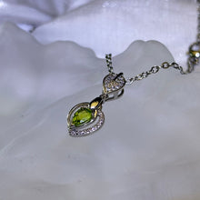 将图片加载到图库查看器，Peridot Love Heart Pendant 橄榄石镶嵌爱心吊坠
