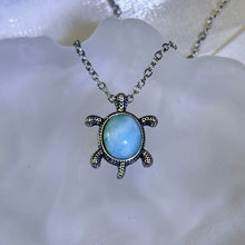 将图片加载到图库查看器，Larimar Turtle Pendant 海纹石镶嵌乌龟吊坠
