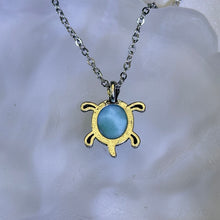 Load image into Gallery viewer, Larimar Turtle Pendant 海纹石镶嵌乌龟吊坠
