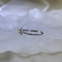 Load image into Gallery viewer, White Opal Adjustable Ring 白色欧泊镶嵌活口戒指
