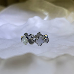 White Mother of Pearl Clovers Adjustable Ring 白色贝母四叶草镶嵌活口戒指