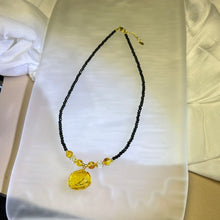 将图片加载到图库查看器，Amber Blossom Pendant Black Spinel Beads Necklace 金珀琥珀牡丹花吊坠黑色尖晶石珠链项链
