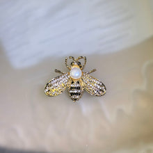 Load image into Gallery viewer, White Freshwater Pearl Bee Brooch 白色淡水珍珠镶嵌蜜蜂胸针
