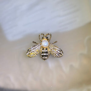 White Freshwater Pearl Bee Brooch 白色淡水珍珠镶嵌蜜蜂胸针