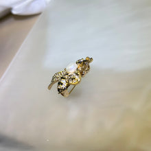 将图片加载到图库查看器，White Freshwater Pearl Bee Brooch 白色淡水珍珠镶嵌蜜蜂胸针
