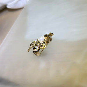 White Freshwater Pearl Bee Brooch 白色淡水珍珠镶嵌蜜蜂胸针