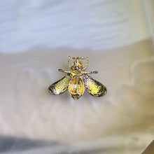 Load image into Gallery viewer, White Freshwater Pearl Bee Brooch 白色淡水珍珠镶嵌蜜蜂胸针
