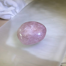 Load image into Gallery viewer, Rose Quartz Love Heart 粉水晶爱心
