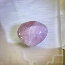 Load image into Gallery viewer, Rose Quartz Love Heart 粉水晶爱心
