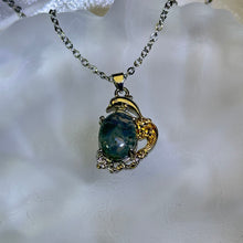 Load image into Gallery viewer, Moss Agate Dolphin Pendant 水草玛瑙镶嵌海豚吊坠
