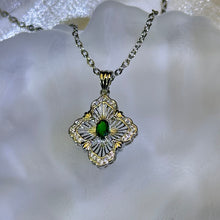 Load image into Gallery viewer, Chrome Diopside Pendant 透辉石镶嵌吊坠
