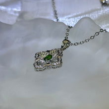 Load image into Gallery viewer, Chrome Diopside Pendant 透辉石镶嵌吊坠
