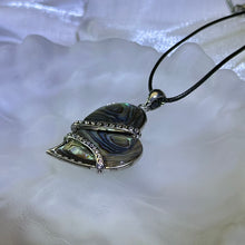 Load image into Gallery viewer, PAUA Abalone Shell Love Heart Pendant Necklace 鲍贝爱心镶嵌吊坠项链
