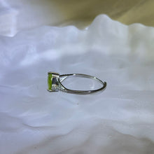 Load image into Gallery viewer, Green Tourmaline Adjustable Ring 绿色碧玺镶嵌活口戒指
