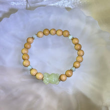 Load image into Gallery viewer, Green Nephrite Teddy Bear Thuja Wood Beads Bracelet 和田玉鸭蛋青玉小熊崖柏木手串
