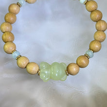 Load image into Gallery viewer, Green Nephrite Teddy Bear Thuja Wood Beads Bracelet 和田玉鸭蛋青玉小熊崖柏木手串
