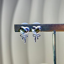 Load image into Gallery viewer, 925 Silver Green Tourmaline Love Heart Earrings 绿色碧玺镶嵌爱心银耳钉
