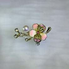 Load image into Gallery viewer, White Freshwater Pearl Plum Blossom Brooch 白色淡水珍珠镶嵌梅花胸针
