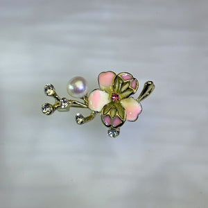 White Freshwater Pearl Plum Blossom Brooch 白色淡水珍珠镶嵌梅花胸针