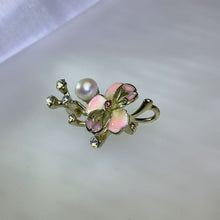 Load image into Gallery viewer, White Freshwater Pearl Plum Blossom Brooch 白色淡水珍珠镶嵌梅花胸针
