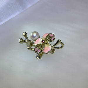 White Freshwater Pearl Plum Blossom Brooch 白色淡水珍珠镶嵌梅花胸针