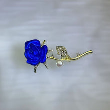 Load image into Gallery viewer, White Freshwater Pearl Rose Brooch 白色淡水珍珠镶嵌玫瑰胸针
