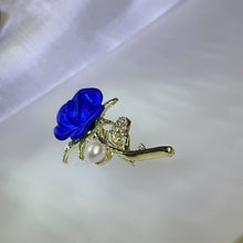 Load image into Gallery viewer, White Freshwater Pearl Rose Brooch 白色淡水珍珠镶嵌玫瑰胸针
